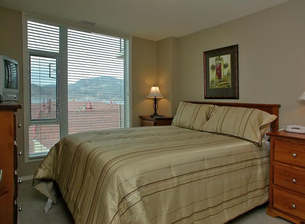Sunset Waterfront Resort By Kelownacondorentals 外观 照片