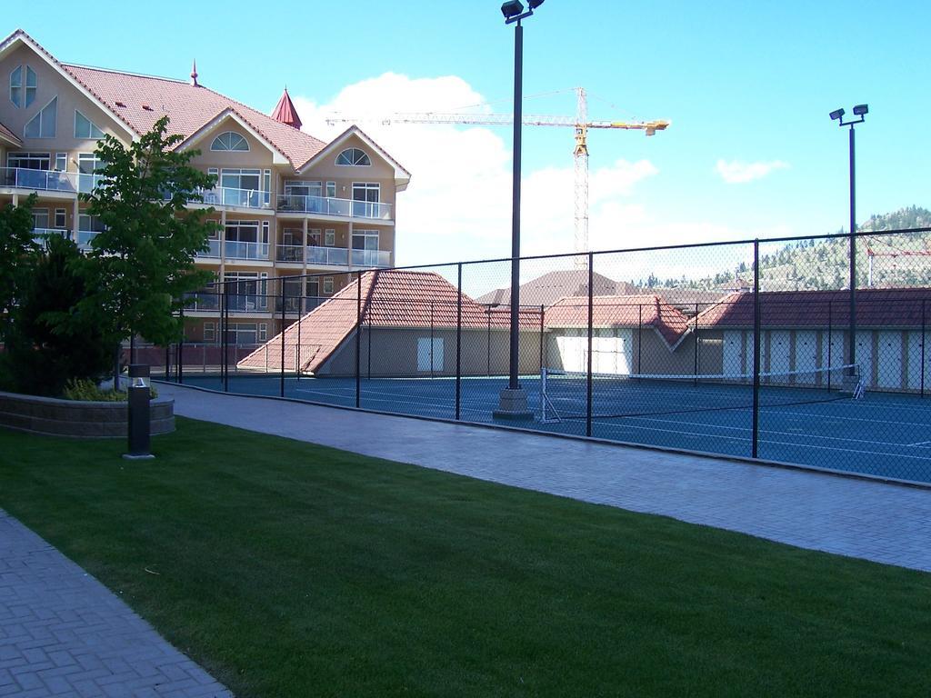 Sunset Waterfront Resort By Kelownacondorentals 外观 照片